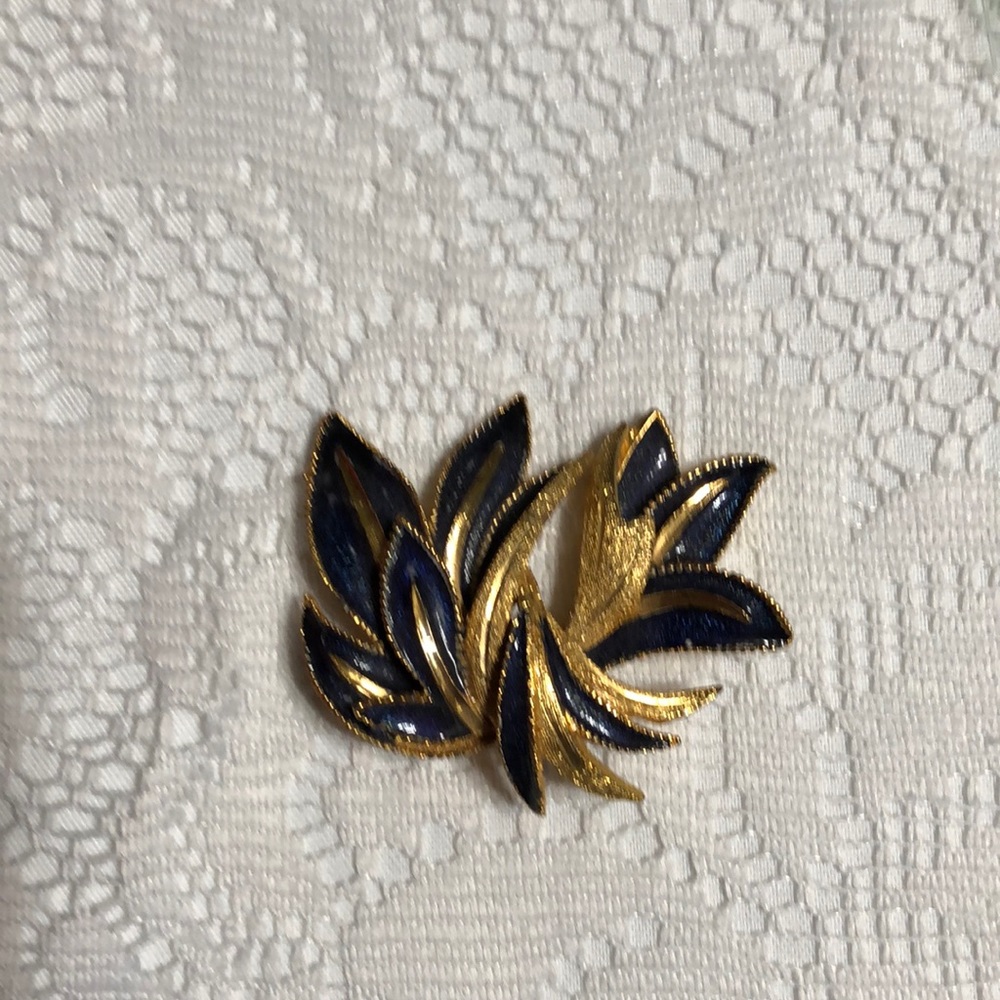 Vintage Blue Lilly and Gold Tone Brooch